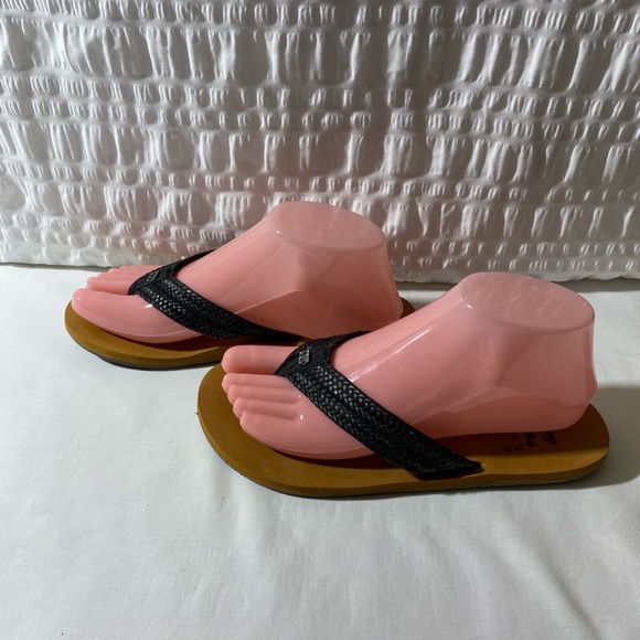 Billabong Woman Size 8 Flipflop. Black and Tan. Good Used Condition Worn Once - Picture 2 of 5